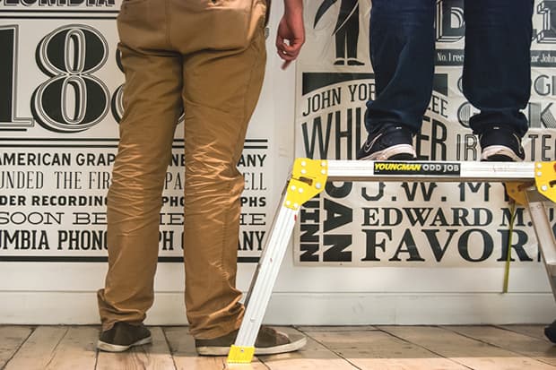 藝術家 Alex Fowkes 為 Sony Music 創造長達 125 年的音樂歷史發展時光牆藝術圖畫創作