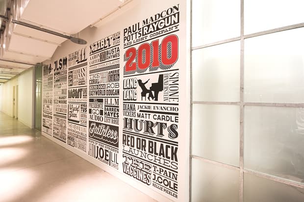 藝術家 Alex Fowkes 為 Sony Music 創造長達 125 年的音樂歷史發展時光牆藝術圖畫創作