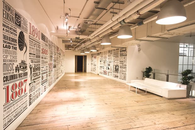 藝術家 Alex Fowkes 為 Sony Music 創造長達 125 年的音樂歷史發展時光牆藝術圖畫創作