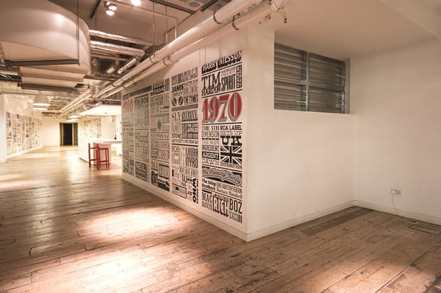 藝術家 Alex Fowkes 為 Sony Music 創造長達 125 年的音樂歷史發展時光牆藝術圖畫創作