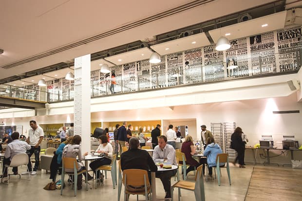 藝術家 Alex Fowkes 為 Sony Music 創造長達 125 年的音樂歷史發展時光牆藝術圖畫創作