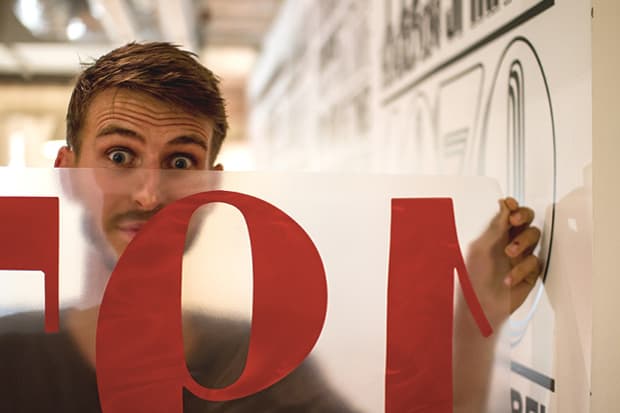 藝術家 Alex Fowkes 為 Sony Music 創造長達 125 年的音樂歷史發展時光牆藝術圖畫創作