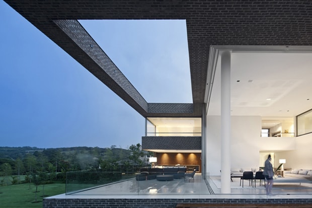 建築事務團隊 Studio Arthur Casa 打造結合環境以及設計的 Casa HS 別墅
