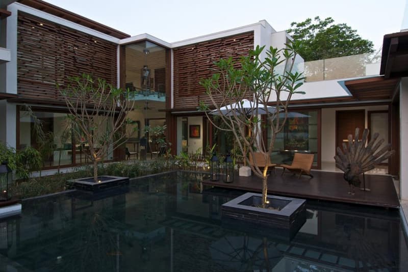 Hiren Patel Architects 建築事務所打造位於印度阿默特巴德的庭院別墅