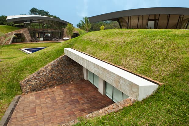 Bauen 在 Paraguay 巴拉圭打造獨特 Two Single-Family Homes 連立建築房屋