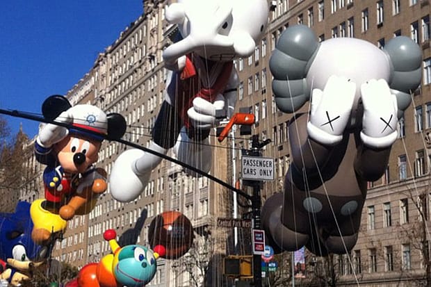 CBS 貼身追蹤直擊 KAWS 為 Macy's 感恩節遊行打造的合作企劃