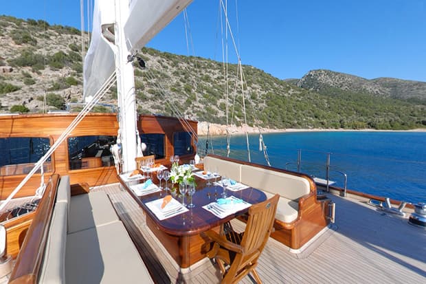 James Bond 007 Skyfall 中的 Yacht 豪華帆船售價  1420 萬美元