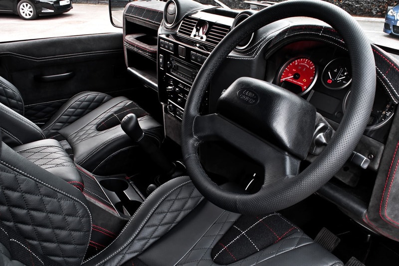 Kahn Design 改裝 Land Rover Defender 並融入 Harris Tweed 元素