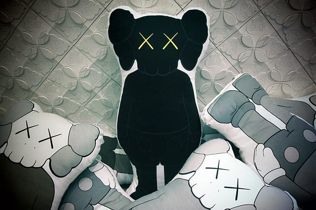 OriginalFake 2012 KAWS Companion Cushion Black 預覽
