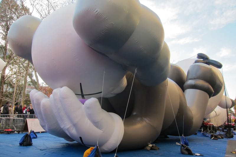 40 英呎巨大 KAWS Companion 氣球在 Macy’s Thanksgiving Parade 梅西百貨感恩節大遊行正式開始前設置直擊！