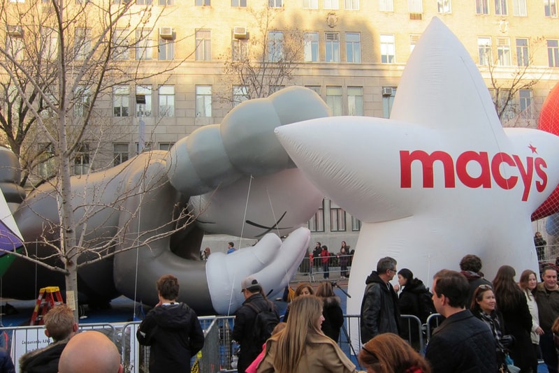 40 英呎巨大 KAWS Companion 氣球在 Macy’s Thanksgiving Parade 梅西百貨感恩節大遊行正式開始前設置直擊！