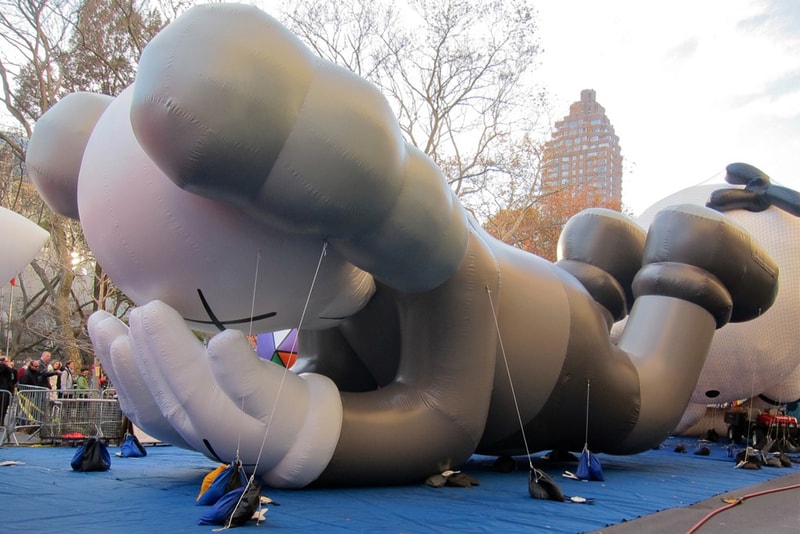 40 英呎巨大 KAWS Companion 氣球在 Macy’s Thanksgiving Parade 梅西百貨感恩節大遊行正式開始前設置直擊！