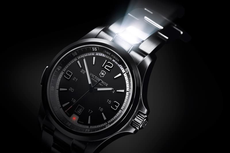 Victorinox  2012 擁有急救用途功能的 Night Vision Watch 