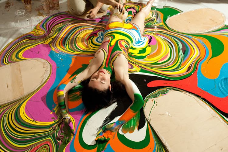 Basel Week Miami 2012: 藝術家 Holton Rower 在 Fresh Basel 展覽上進行潑畫創作 現場回顧