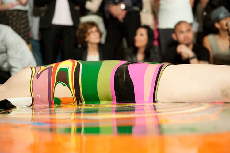 Basel Week Miami 2012: 藝術家 Holton Rower 在 Fresh Basel 展覽上進行潑畫創作 現場回顧