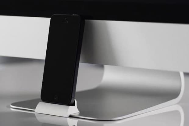 完全與 iMac 或 Apple 顯示器融為一體的 OCDock iPhone Dock 底座
