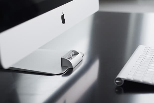 完全與 iMac 或 Apple 顯示器融為一體的 OCDock iPhone Dock 底座