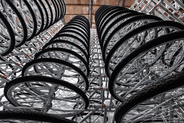 艾未未最新由 760 台自行車組合而成大型裝置藝術 “Stacked” 