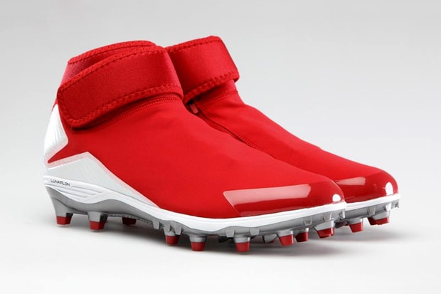 Michael Crabtree 穿著以 Air Jordan XX8 為設計靈感的美式足球靴