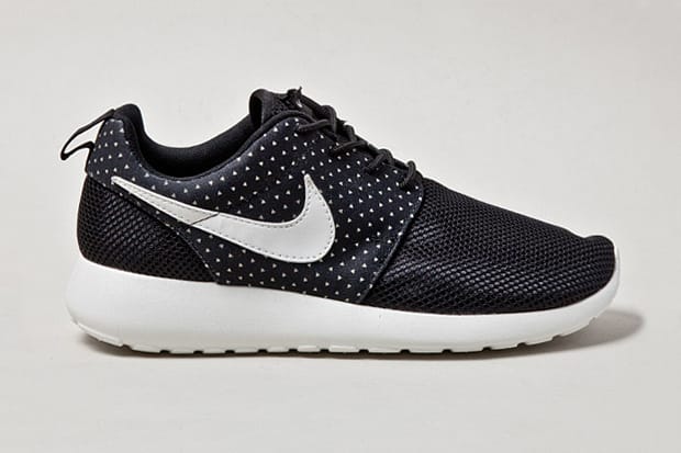 Nike Roshe Run “Night Snow” 新款跑鞋