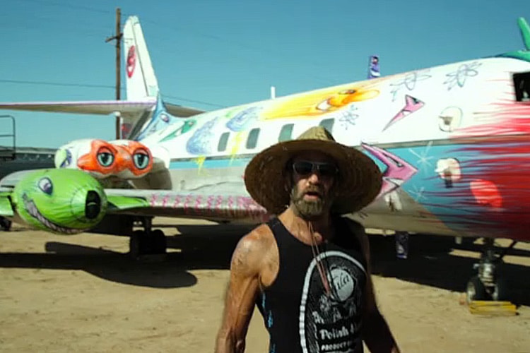 Kenny Scharf 爲 The Boneyard Project 藝術企劃改造一架 Lockheed Jetstar 古董飛機