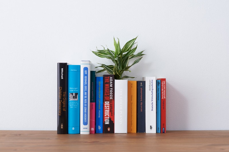 YOY Design Studio 打造書本花瓶