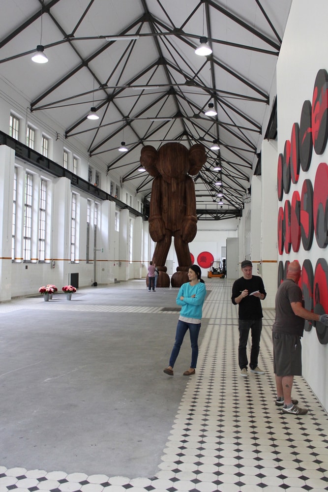 KAWS 于 More Gallery 舉辦 “GISWIL” 藝術展覽