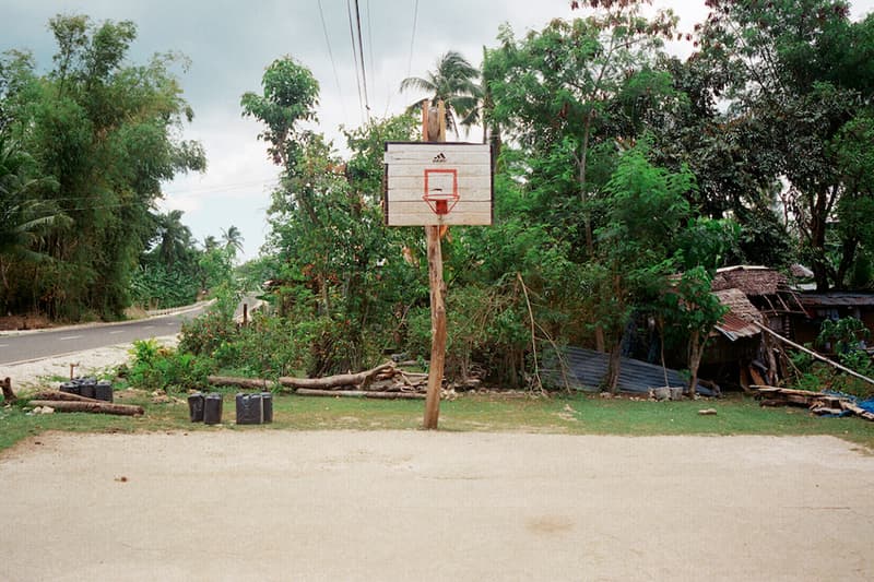 Adrian Skenderovic 鏡頭下落後地區的籃球框