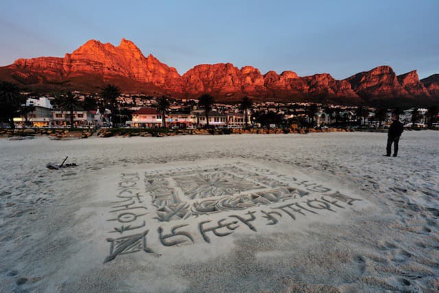 Andrew van der Merwe 沙灘書法畫作