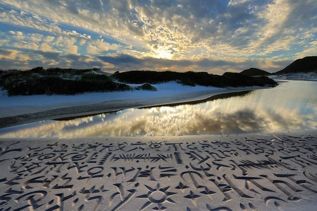 Andrew van der Merwe 沙灘書法畫作