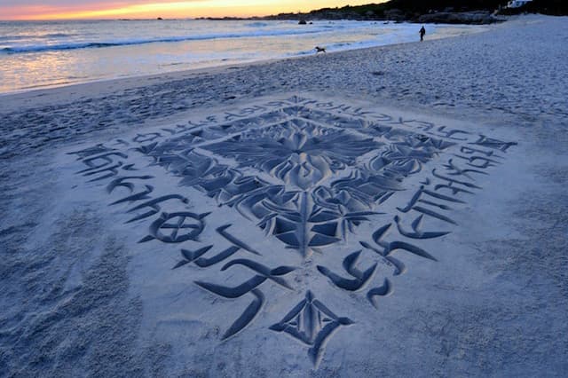 Andrew van der Merwe 沙灘書法畫作