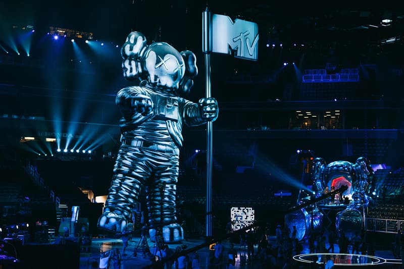 專訪美國藝術家 KAWS 暢談 2013 MTV Video Music Awards 獎座的設計過程