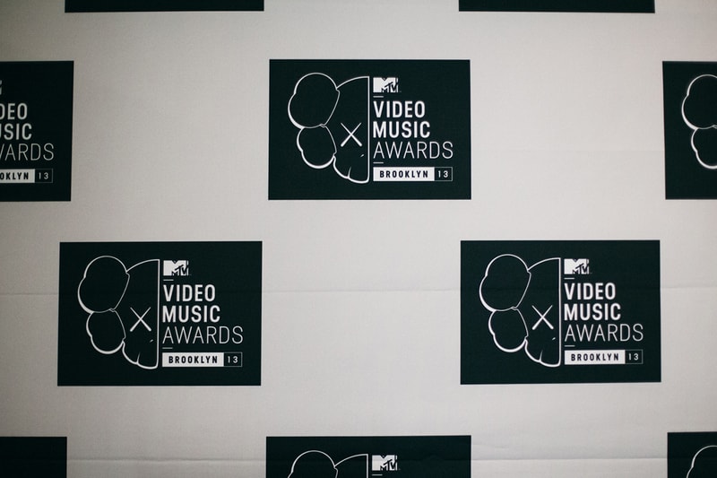 專訪美國藝術家 KAWS 暢談 2013 MTV Video Music Awards 獎座的設計過程