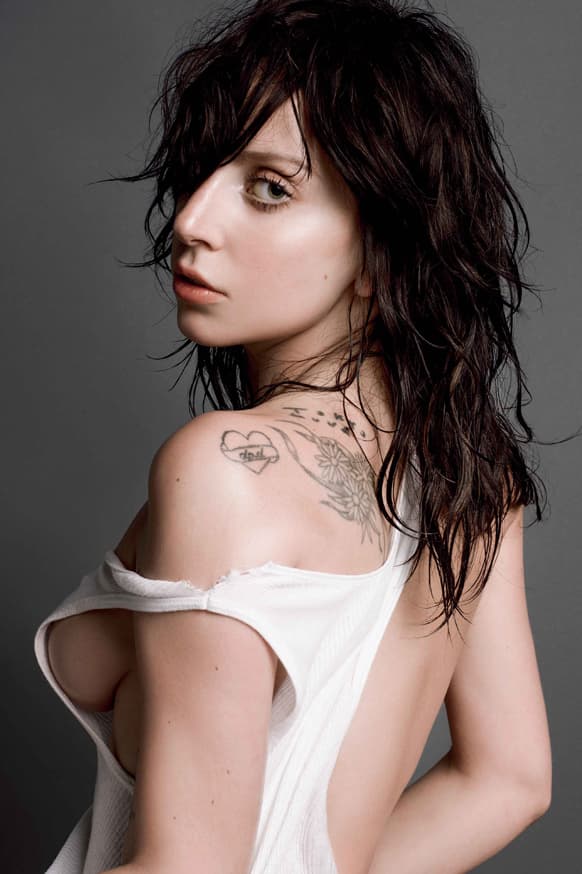Lady Gaga 裸身入鏡 擔任《V Magazine》第 85 期封面人物
