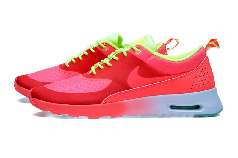 Nike Women’s Air Max Thea Woven “Glow in the Dark” 系列鞋款