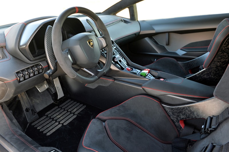 跟隨 Autoblog 走近價值 $470 萬美元的 Lamborghini Veneno