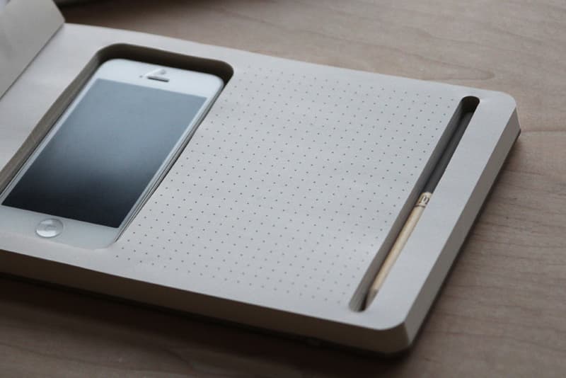 KBme2 創意 iPhone 周邊配件「Phone+Book」