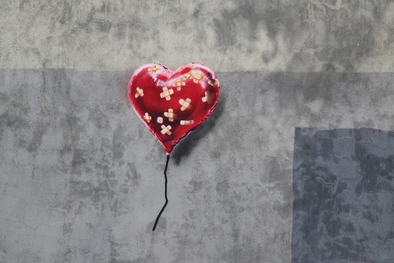 Banksy 最新「Better Out Than In」塗鴉作品