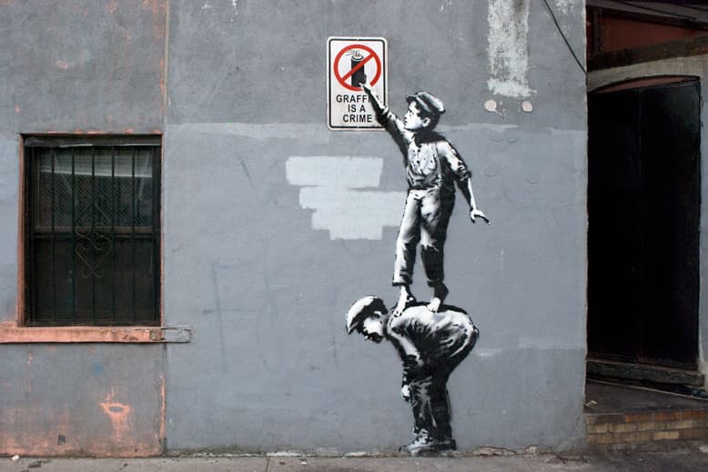Banksy 於紐約唐人街的最新塗鴉作品「Graffiti Is A Crime」