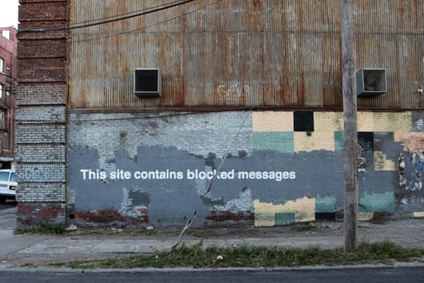 英國藝術家 Banksy 於紐約 Greenpoint 區留下「Better Out Than In」塗鴉作品