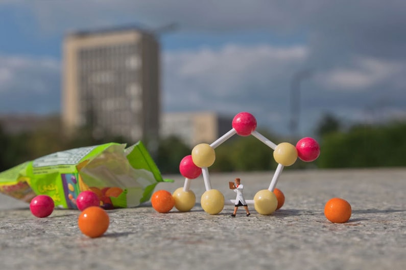 Slinkachu 打造微型工人世界以反映歐洲的失業狀況