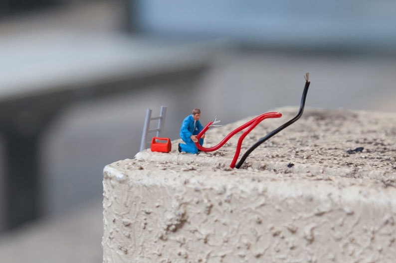 Slinkachu 打造微型工人世界以反映歐洲的失業狀況
