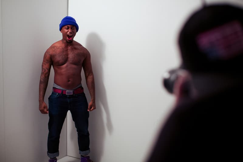 Jonathan Mannion 關閉工作室的同時為 Modelo 拍攝 #BlankCanvasME 廣告