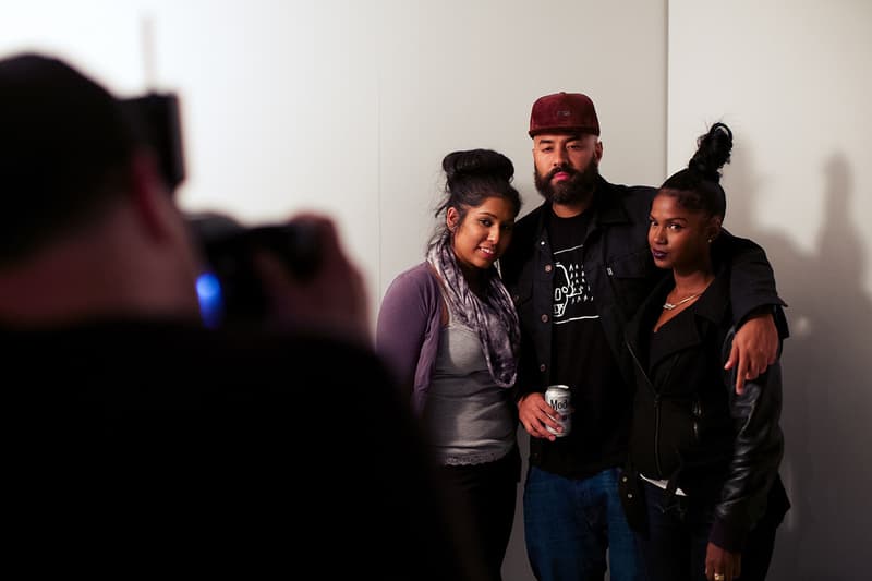 Jonathan Mannion 關閉工作室的同時為 Modelo 拍攝 #BlankCanvasME 廣告