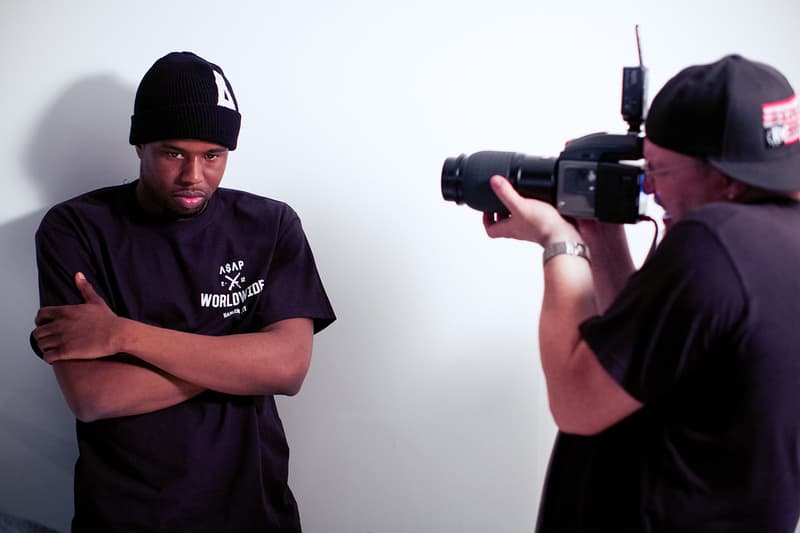 Jonathan Mannion 關閉工作室的同時為 Modelo 拍攝 #BlankCanvasME 廣告