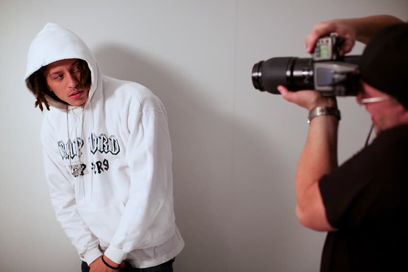 Jonathan Mannion 關閉工作室的同時為 Modelo 拍攝 #BlankCanvasME 廣告