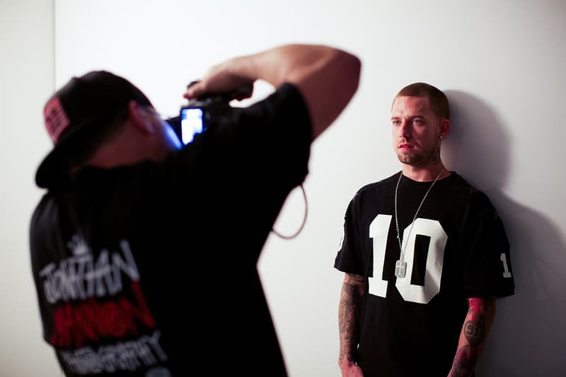 Jonathan Mannion 關閉工作室的同時為 Modelo 拍攝 #BlankCanvasME 廣告