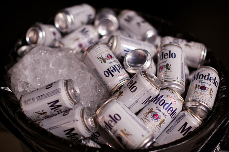 Jonathan Mannion 關閉工作室的同時為 Modelo 拍攝 #BlankCanvasME 廣告