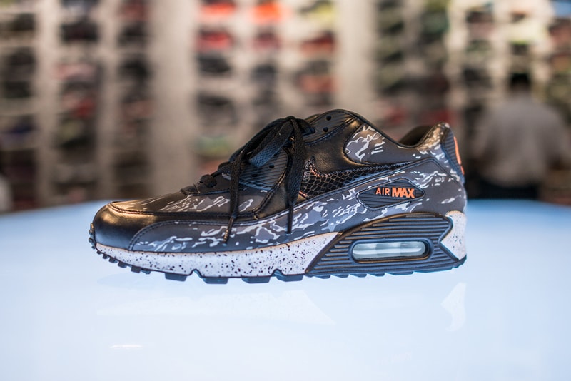 Nike Air Max 90 atmos 限定「Black Tiger Camo」鞋款