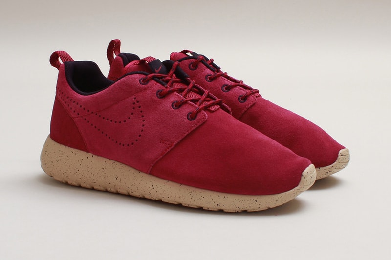 Nike WMNS Roshe Run Suede「Raspberry Red」配色
